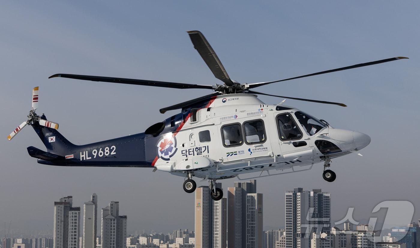본문 이미지 - 경기 아주대병원에 배치된 응급의료 전용헬기(닥터헬기). /뉴스1 ⓒ News1 이재명 기자