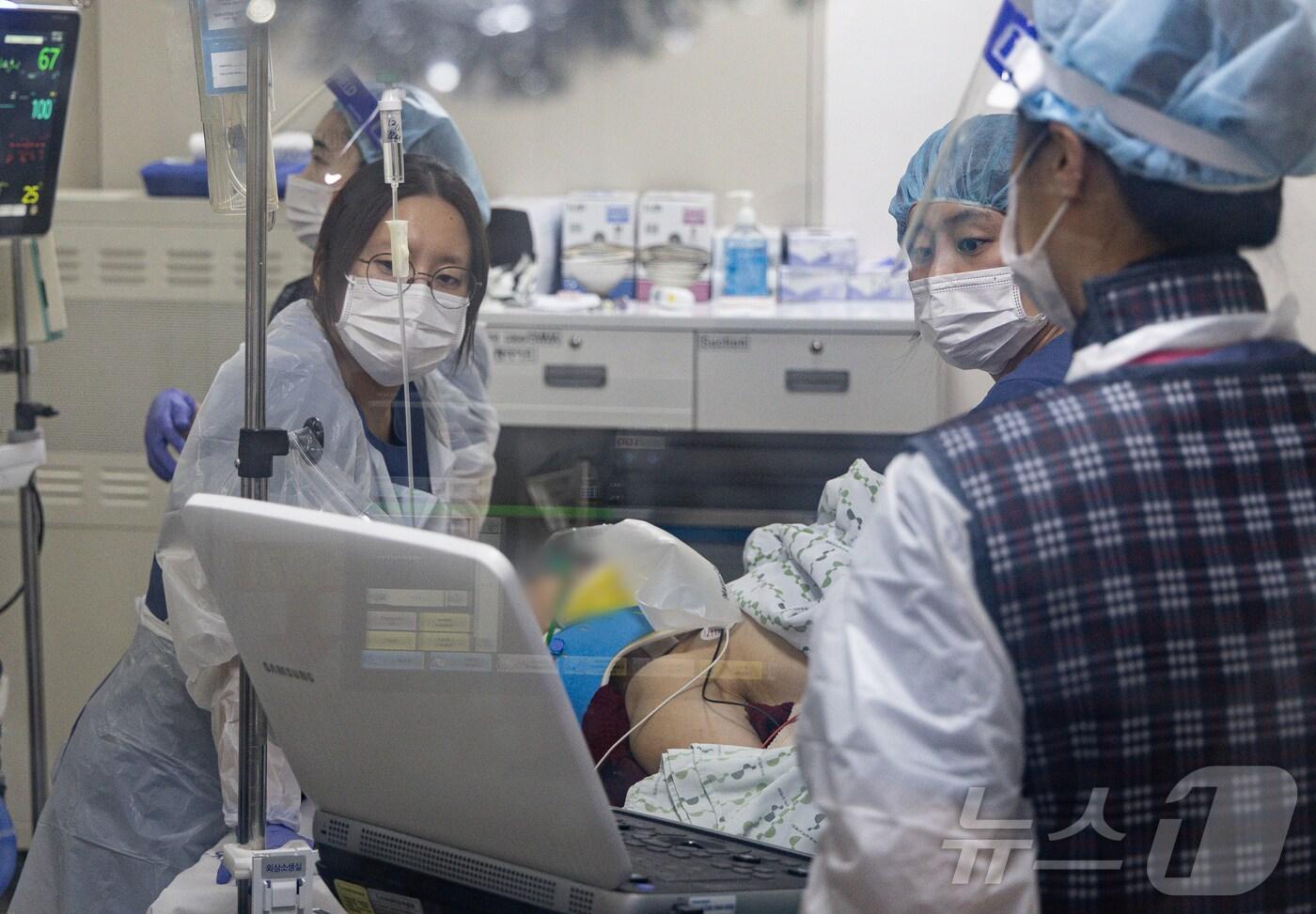 지난 1일 경기도 수원시에 위치한 아주대학교병원 권역외상센터에서 의료진이 환자를 돌보고 있다.  2025.1.1/뉴스1 ⓒ News1 이재명 기자