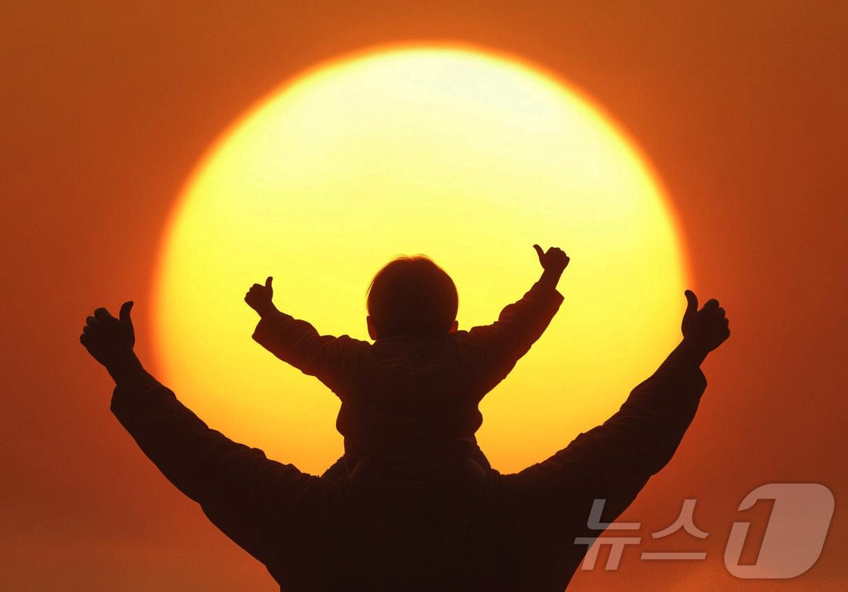 본문 이미지 - 2025 신년기획 '희망'을 주제로 인공지능(AI)이 만든 가상의 이미지. AI 기반 이미지 생성 도구인 미드저니(MidJourney)가 만든 이미지로 새해일출, 희망, 가족, 행복 등의 명령어를 입력한 결과물이다. 2024.12.31/뉴스1 ⓒ News1 박지혜 기자