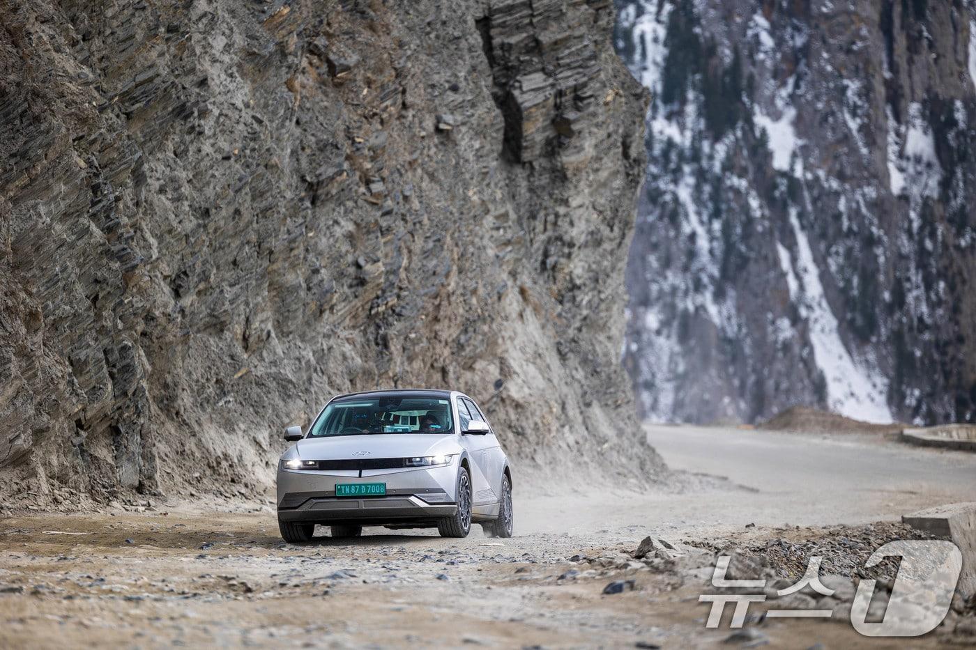 본문 이미지 - 기네스북 최고 고도차 주행 전기차 부문 달성을 위해 인도 각지의 험로를 주파중인 현대차 아이오닉 5. (현대차 제공) 2024.12.26/뉴스1