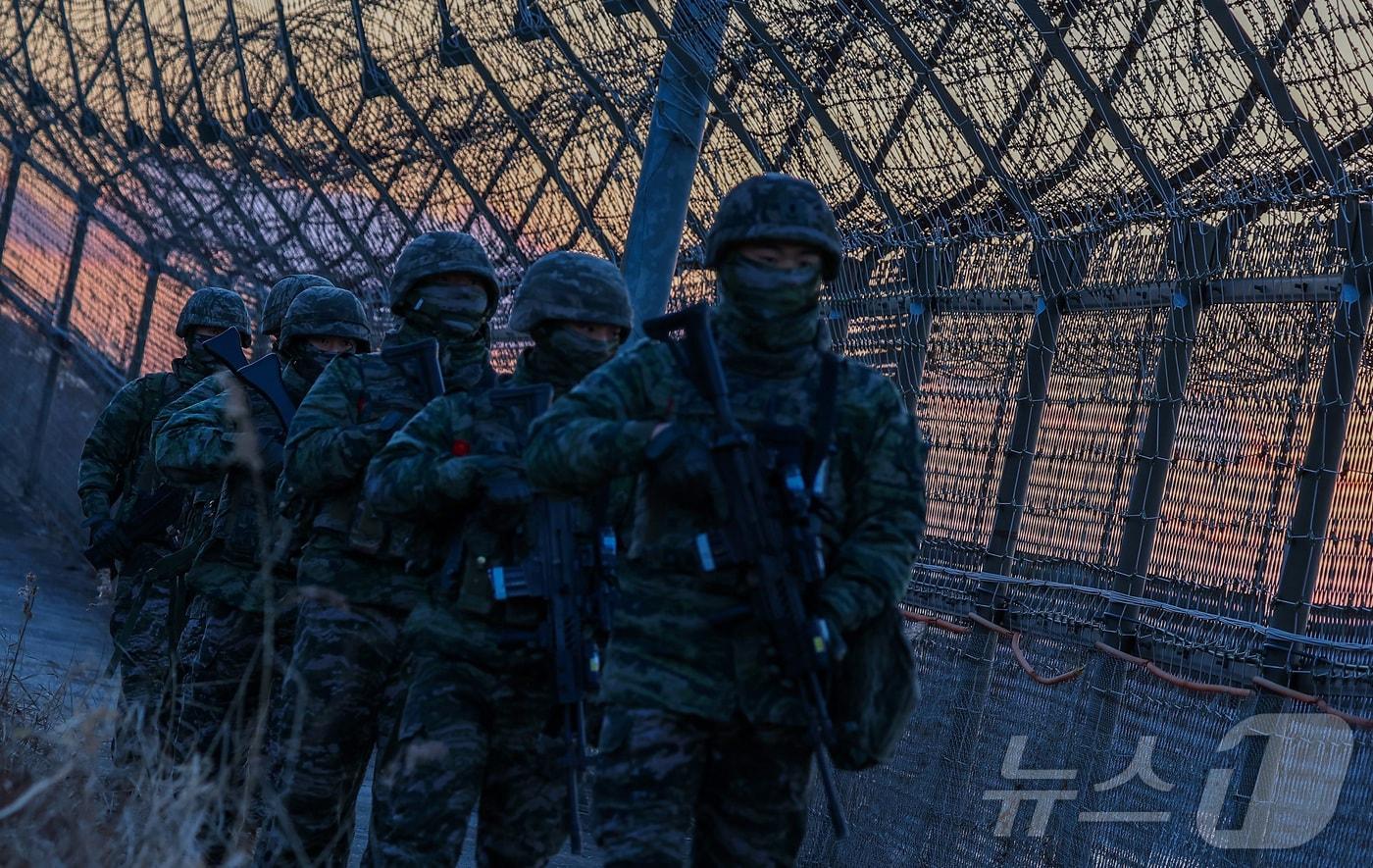 우리 군 장병이 접경지역에서 경계작전을 하고 있다.  2024.12.29/뉴스1 ⓒ News1 김성진 기자