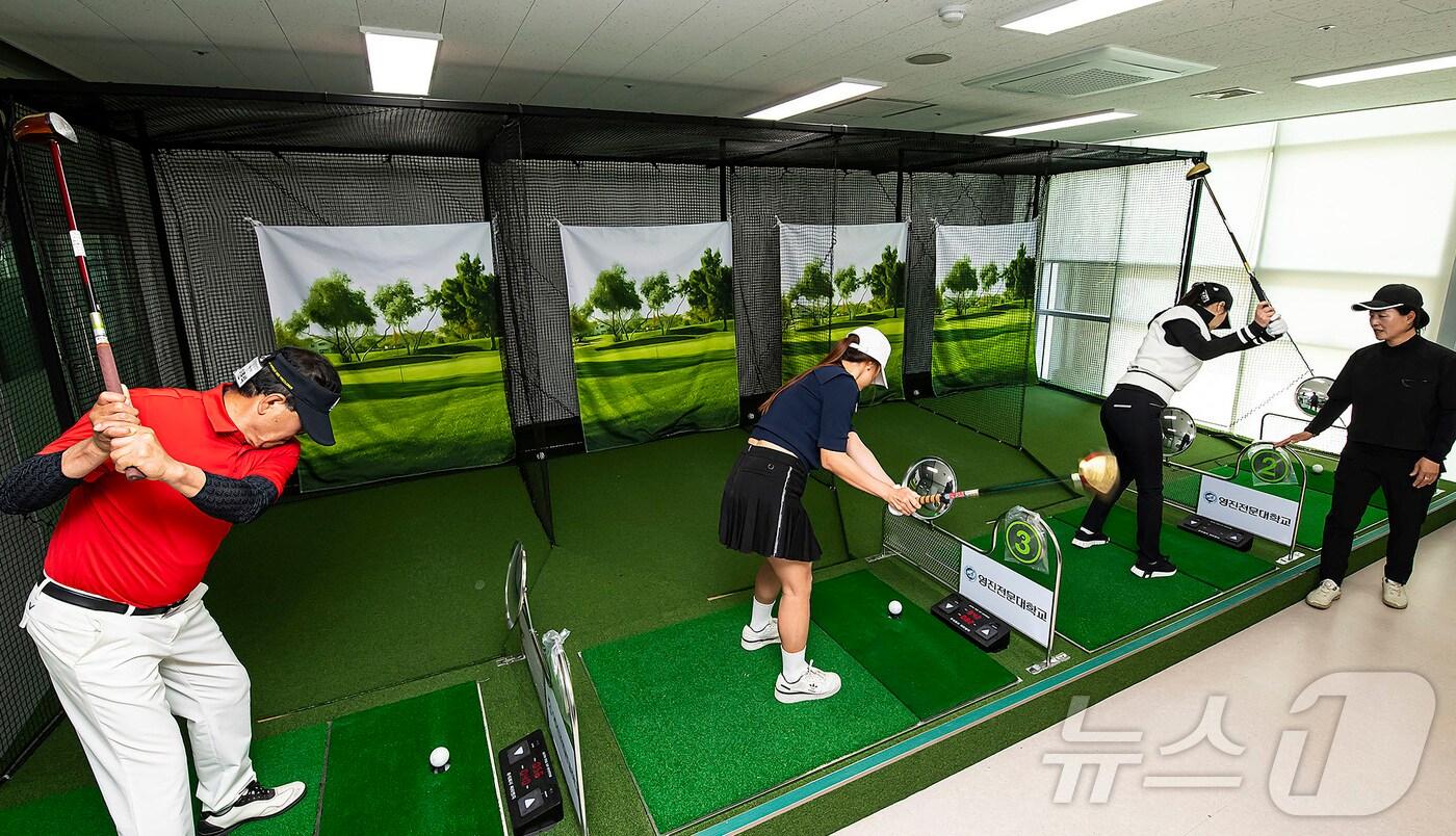 본문 이미지 - 대구 영진전문대 파크골프경영과 실내 수업 모습. (영진전문대 제공)