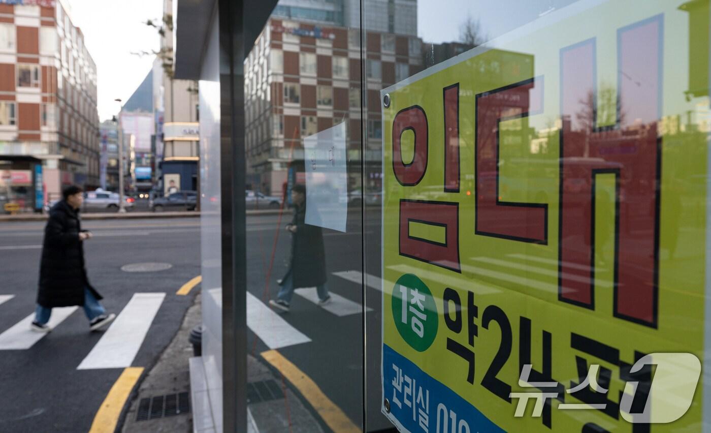 서울 시내의 한 상가에 임대 안내가 게시돼 있다. 2024.12.26/뉴스1 ⓒ News1 이승배 기자