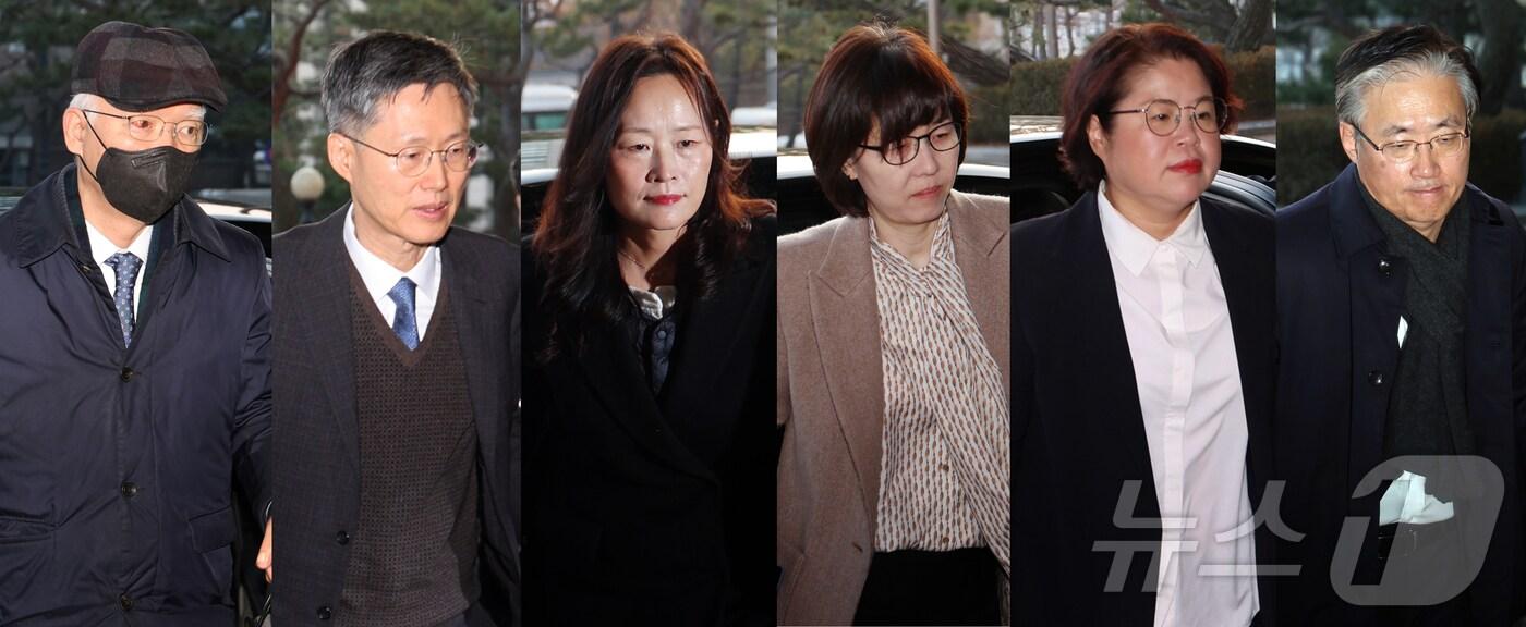 본문 이미지 - 헌법재판관들이 26일 오전 서울 종로구 헌법재판소로 출근하고 있다. 왼쪽부터 윤석열 대통령 탄핵 심판 사건의 주심 재판관인 정형식 헌법재판관, 문형배 헌법재판소 권한대행, 정정미 헌법재판관, 이미선 헌법재판관, 김복형 헌법재판관, 김형두 헌법재판관. 2024.12.26/뉴스1 ⓒ News1 김명섭 기자