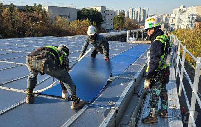 본문 이미지 - 용인시 기흥역 상갈교차로 방음 터널의 방음판을 교체하고 있는 모습.(용인시 제공)