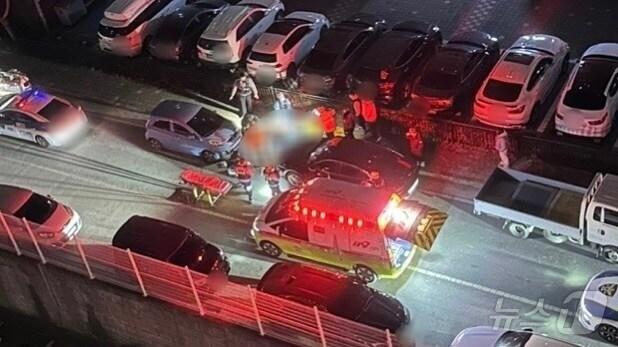 본문 이미지 - 지난 25일 오후 8시30분쯤 경남 사천시 사천읍 한 도로에서 10대 A 군이 또래 여학생을 흉기로 살해한 사건이 발생해 신고를 받고 출동한 경찰과 소방이 현장을 조사하고 있다.(독자제공)2024.12.26./뉴스1