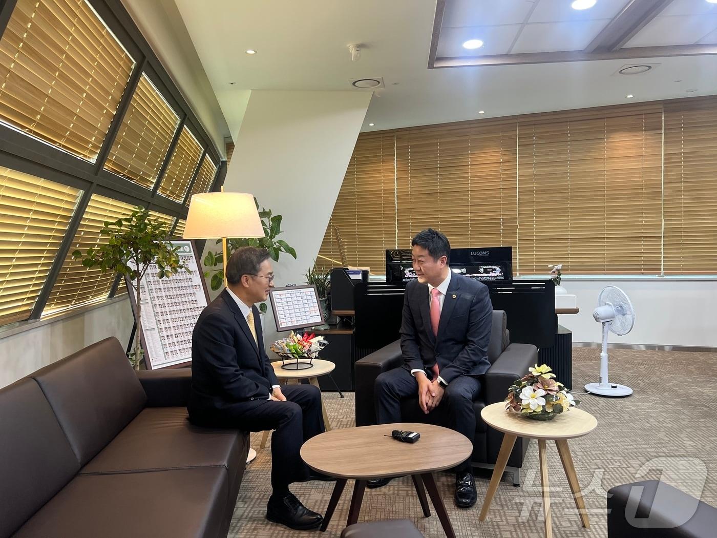 본문 이미지 - 김동연 경기도지사(왼쪽)가 26일 김진경 경기도의회 의장(오른쪽)을 찾아 새해 예산안의 조속한 처리를 요청하고 있다./송용환기자