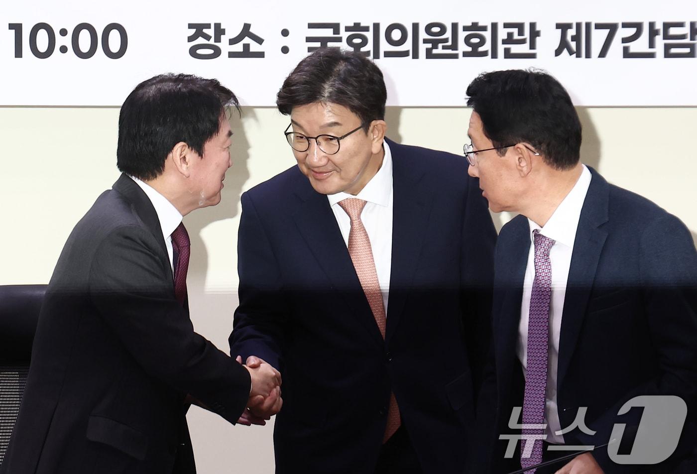 국민의힘 권선동 당대표 권한대행 겸 원내대표와 안철수 AI 3대강국 도약 특위 위원장이 26일 오전 서울 여의도 국회 의원회관에서 열린 'AI 3대 강국 도약 특별위원회 1차 회의에서 인사하고 있다. 2024.12.26/뉴스1 ⓒ News1 김민지 기자