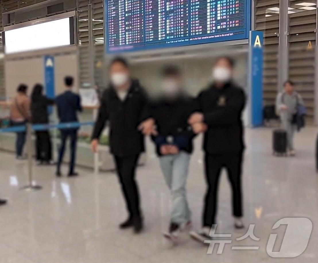 본문 이미지 - 테러자금을 지원한 혐의를 받고 있는 20대 외국인이 대한민국으로 강제송환돼 지난 13일 인천공항을 통해 들어오고 있다.&#40;부산경찰청 제공 영상 갈무리&#41;