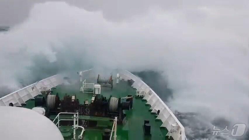 본문 이미지 - 기상악화 속 항해하는 목포해경. (목포해경 제공)/뉴스1