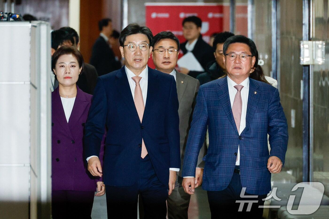 본문 이미지 - 권성동 국민의힘 당대표 권한대행 겸 원내대표(왼쪽)와 이헌승 전국위원회 위원장이 26일 서울 여의도 국회에서 비공개로 열린 제19차 상임전국위원회에 참석하고 있다. 2024.12.26/뉴스1 ⓒ News1 안은나 기자