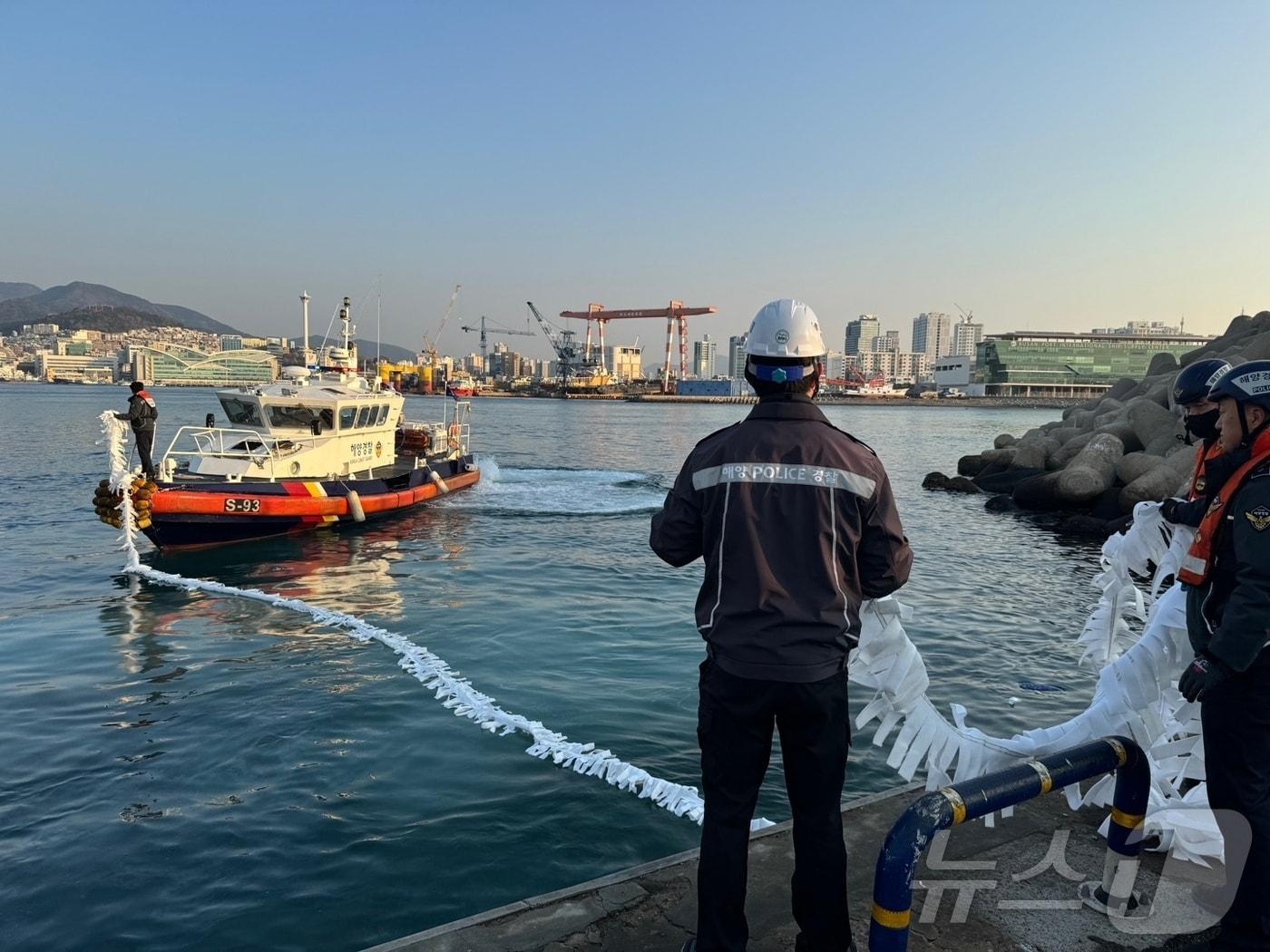 본문 이미지 - 26일 해경이 선박 침몰 사고가 발생한 서구 남부민방파제에서 방제작업을 하고 있다(부산해경 제공)