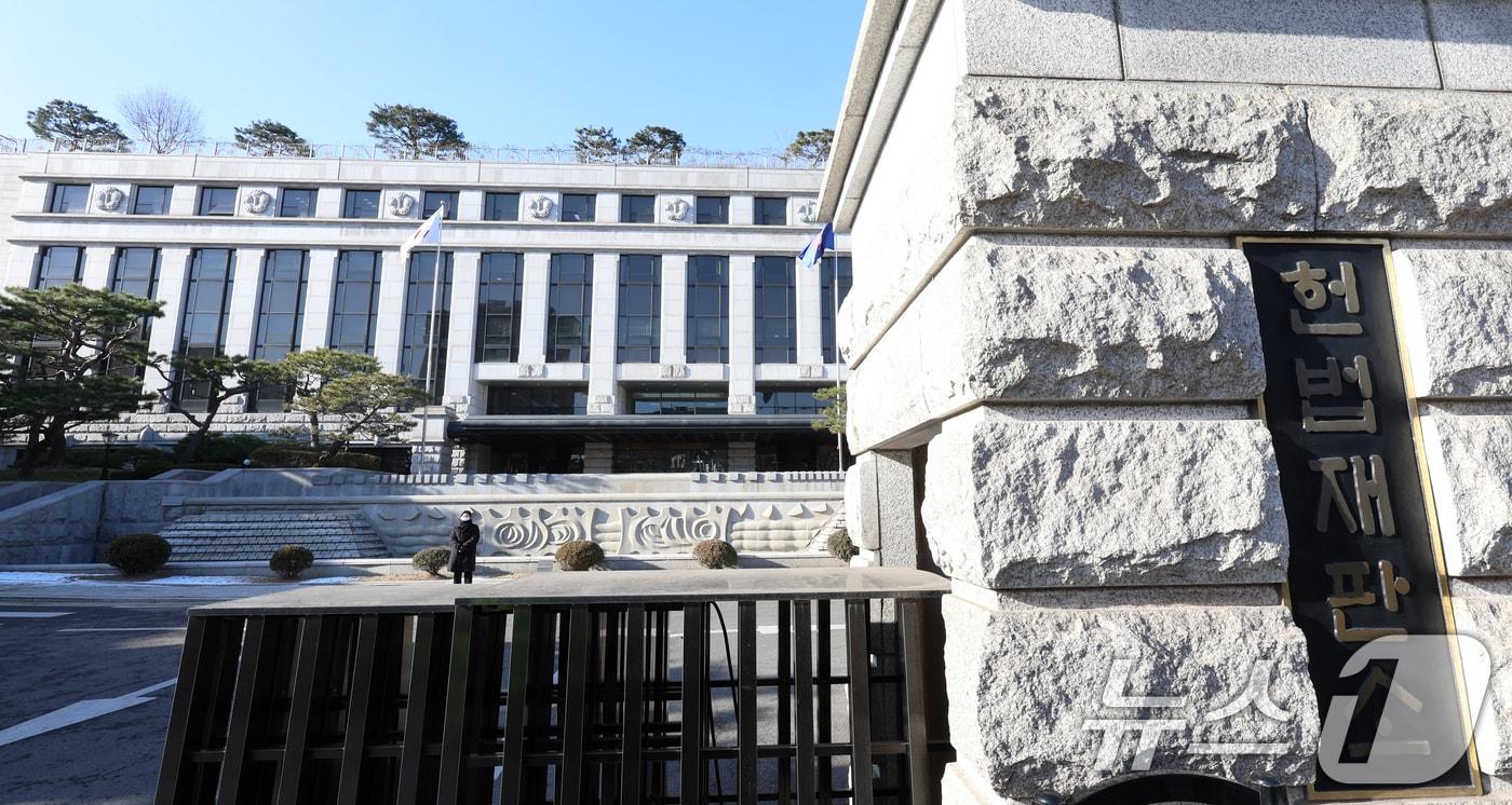 헌법재판소는 26일 윤석열 대통령 탄핵 심판 첫 변론준비 기일을 하루 앞두고 재판관 회의를 연다. 서류 미제출, 대리인 선임 지연 등 윤 대통령 측의 무응답이 길어지고 있어 이와 관련한 논의가 이뤄질 전망이다. 사진은 이날 헌법재판소 모습. 2024.12.26/뉴스1 ⓒ News1 김명섭 기자