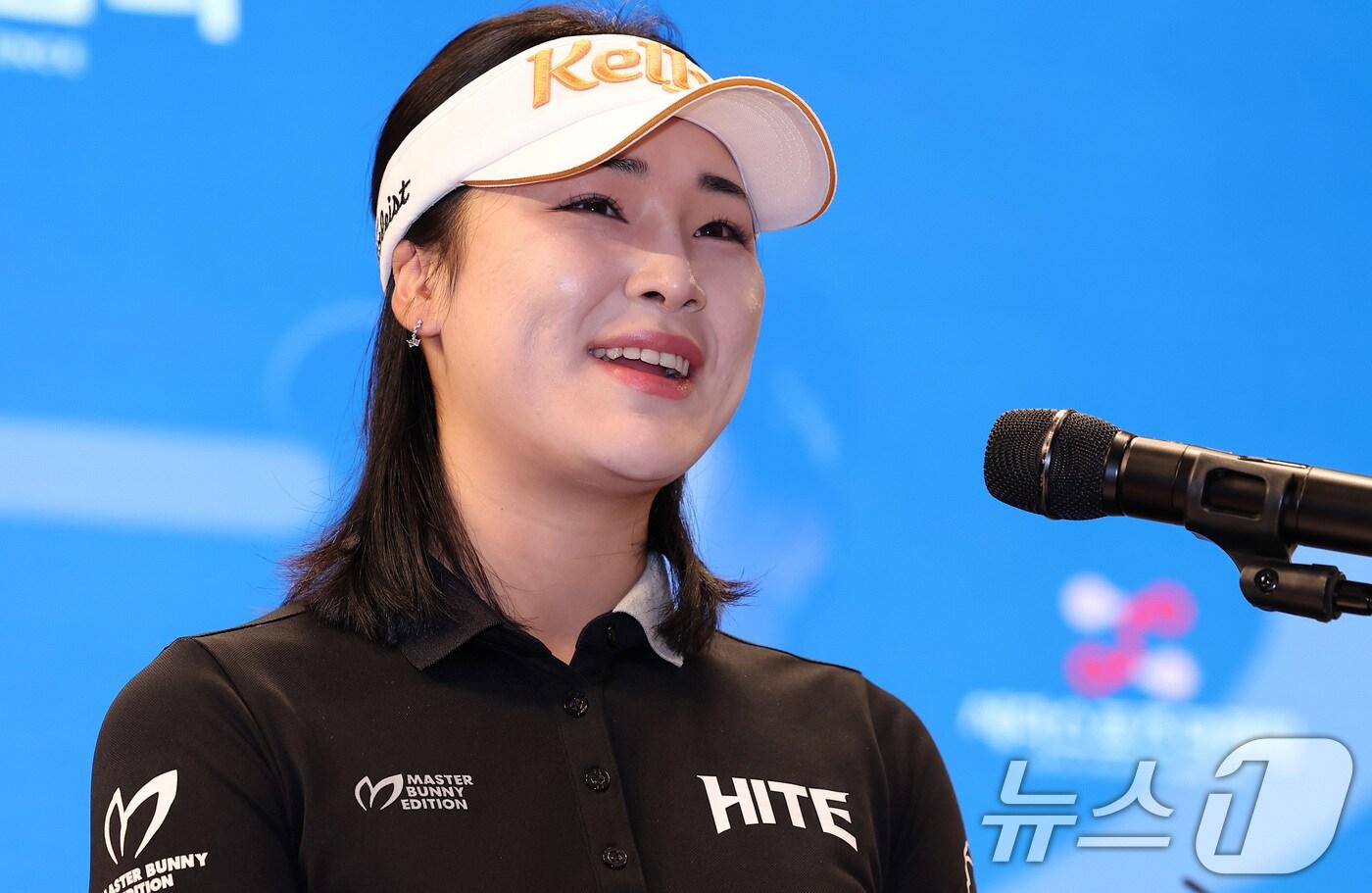 미국여자프로골프(LPGA)에 진출하는 프로골퍼 윤이나 프로가 26일 서울 여의도 CCMM빌딩 루나미엘레 컨벤션에서 기자간담회에서 취재진의 질문에 답하고 있다. 2024.12.26/뉴스1 ⓒ News1 김성진 기자