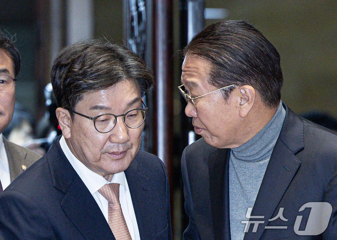본문 이미지 - 권성동 국민의힘 대표 권한대행 겸 원내대표가 26일 오전 서울 여의도 국회에서 열린 의원총회에서 비상대책위원장에 지명된 권영세 의원과 인사하고 있다. 2024.12.26/뉴스1 ⓒ News1 이재명 기자