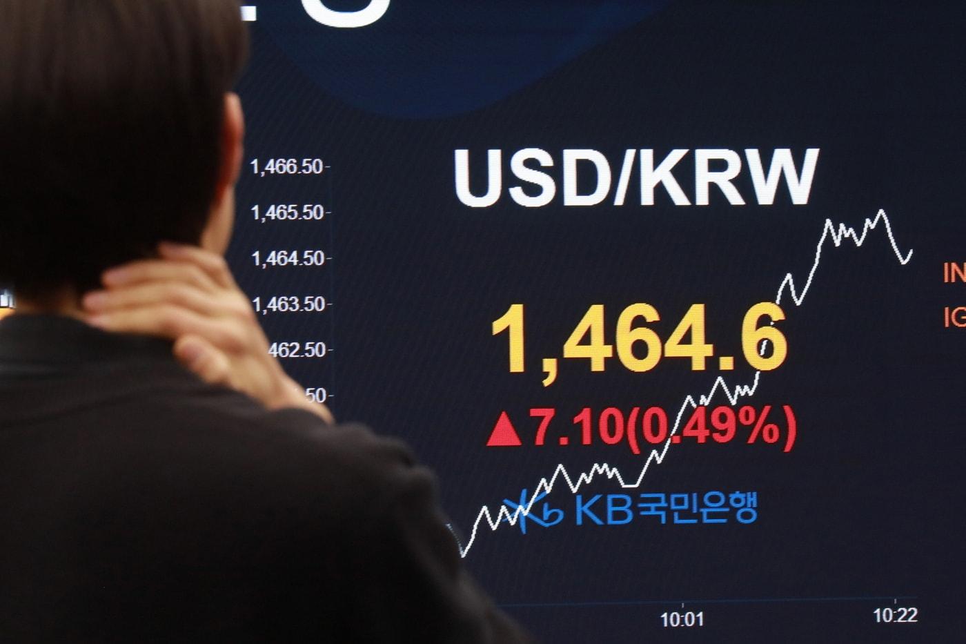 본문 이미지 - 26일 오전 10시 30분쯤 KB국민은행 딜링룸의 모습(KB국민은행 제공)