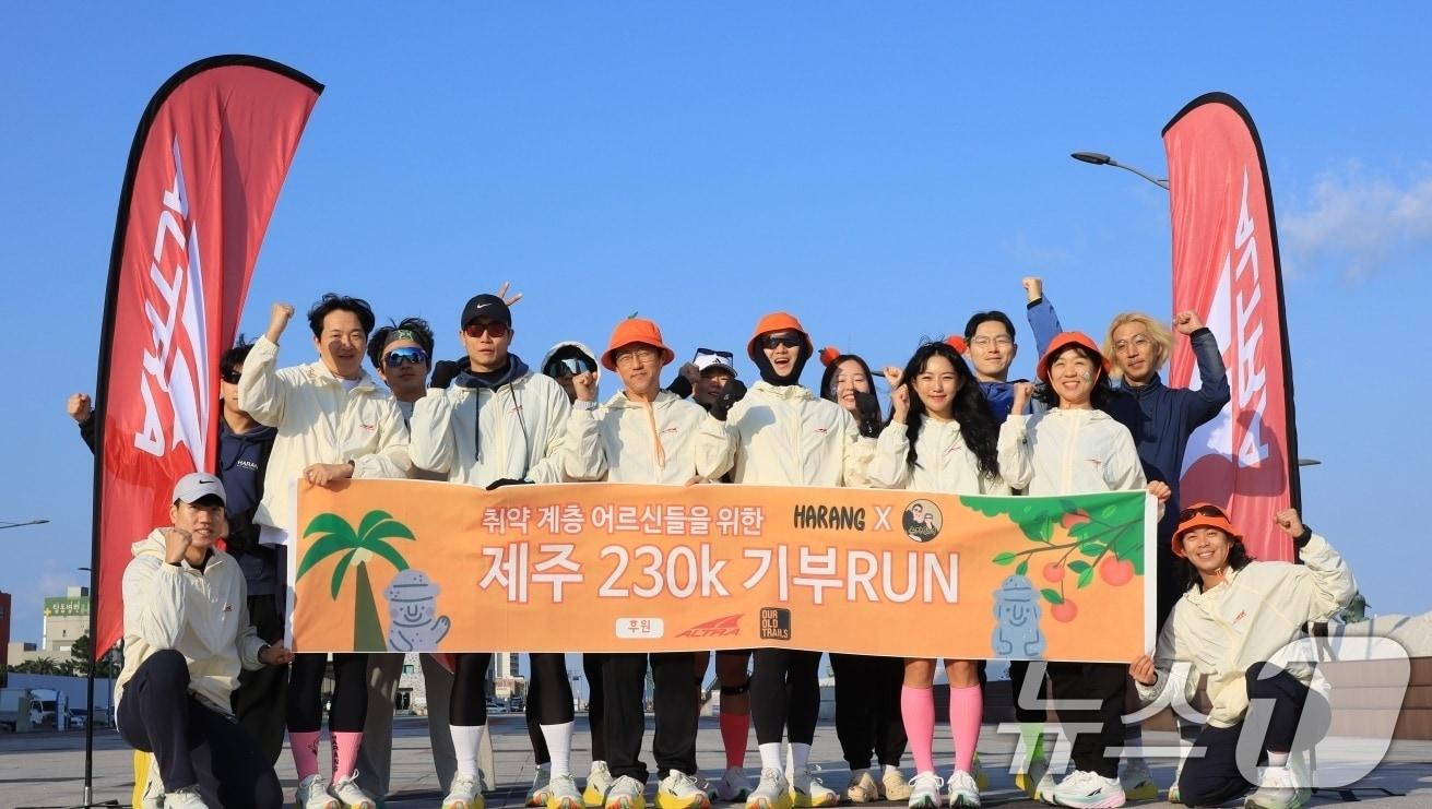 본문 이미지 - 광주 러닝 플랫폼 너랑나랑하랑과 유튜브 손자투어 팀 등 러너 14명이 지난 7일 제주 230㎞ 달리기에 앞서 기념촬영하고 있다. (독자 제공) 2024.12.26/뉴스1 