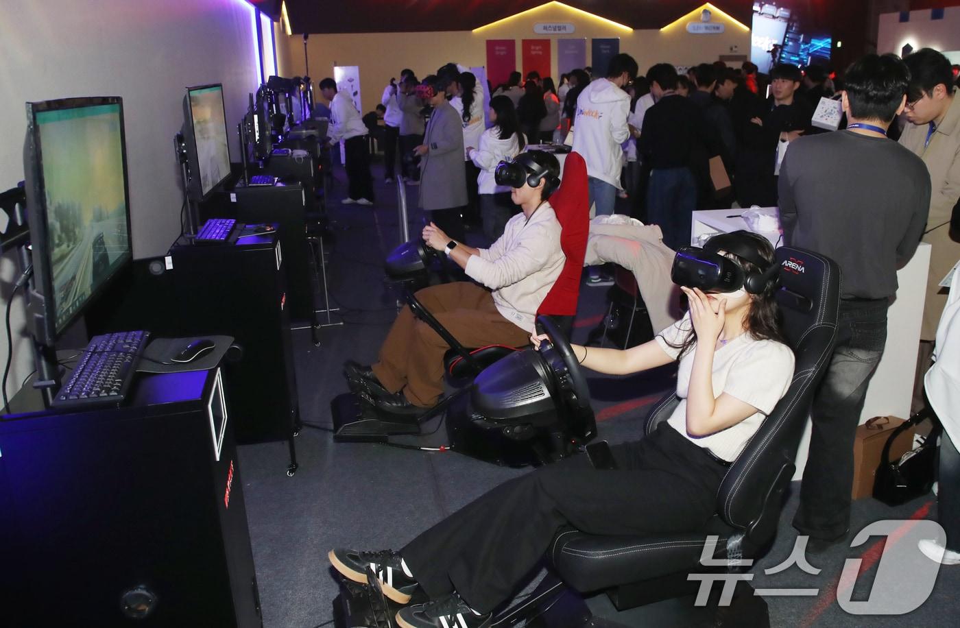 지난해 12월 26일 부산 해운대구 벡스코 컨벤션홀에서 열린 &#39;2024 특성화 유니위크&#39;에 참가한 대학생들이 가상현실&#40;VR&#41; 게임을 즐기고 있다. 첨단산업 특성화대학 학생들을 위해 이날부터 27일까지 열리는 이번 축제에서는 첨단산업에 대한 흥미와 몰입도를 높이기 위해 상담, 강연, 체험 등 다양한 프로그램을 운영한다. 2024.12.26/뉴스1 ⓒ News1 윤일지 기자