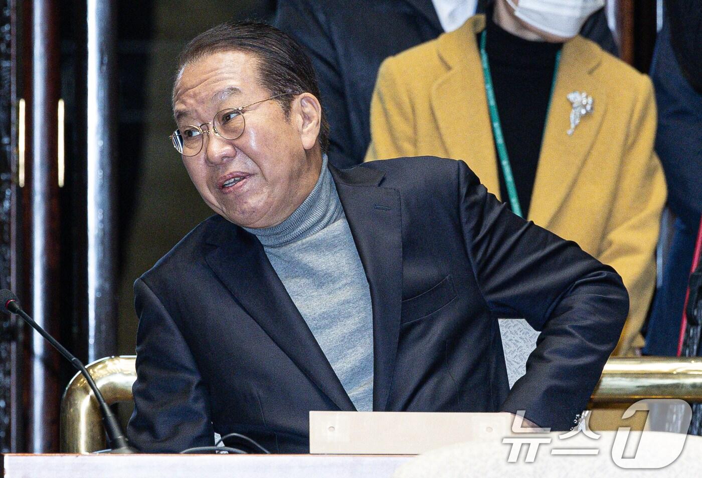 본문 이미지 - 국민의힘 비상대책위원장에 지명된 권영세 의원이 26일 오전 서울 여의도 국회에서 열린 의원총회에 참석해 있다. 2024.12.26/뉴스1 ⓒ News1 이재명 기자