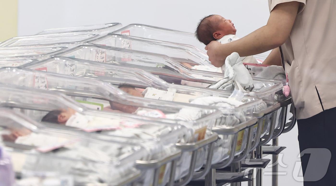 간호사들이 신생아들을 돌보는 모습. &#40;자료사진&#41; /뉴스1 ⓒ News1 김도우 기자