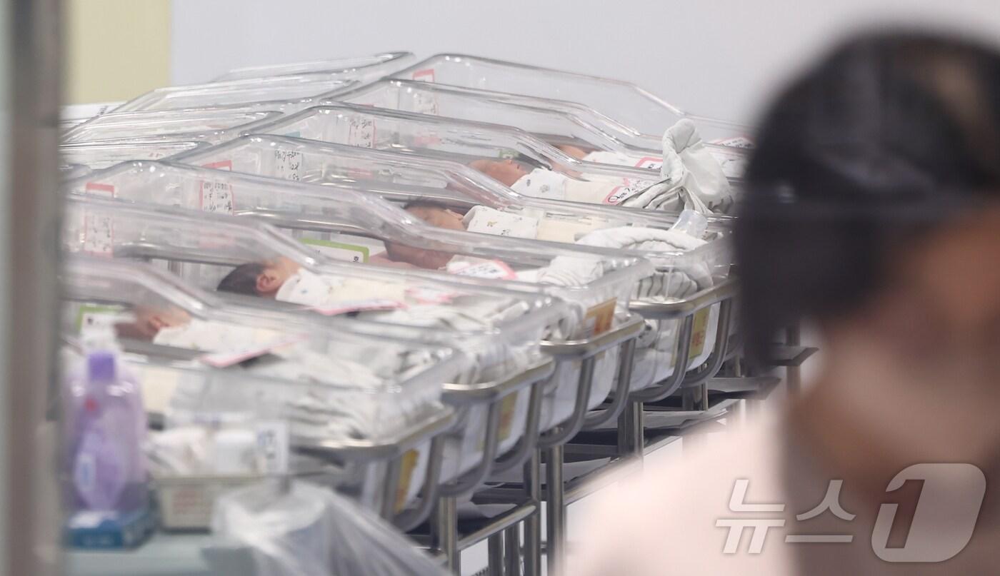  인천 미추홀구 아인병원에서 간호사들이 신생아들을 돌보는 모습. 2024.12.26/뉴스1 ⓒ News1 김도우 기자