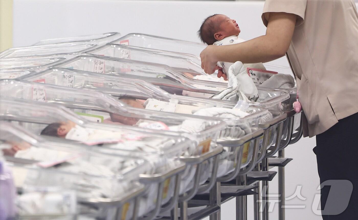 인천 미추홀구 아인병원에서 간호사들이 신생아들을 돌보는 모습. 뉴스1 ⓒ News1 김도우 기자