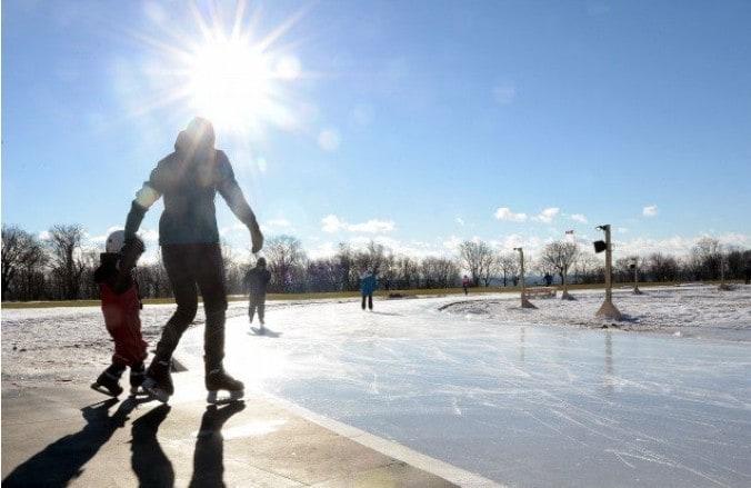 본문 이미지 - 영하의 기온과 눈이 내리는 날이 많이 줄어, 캐나다의 전통적인 겨울 스포츠인 스케이트를 탈 수 있는 날이 점점 줄어들고 있다. 2024. 12. 23/ &lt;출처: 캐나다 관광청&gt;