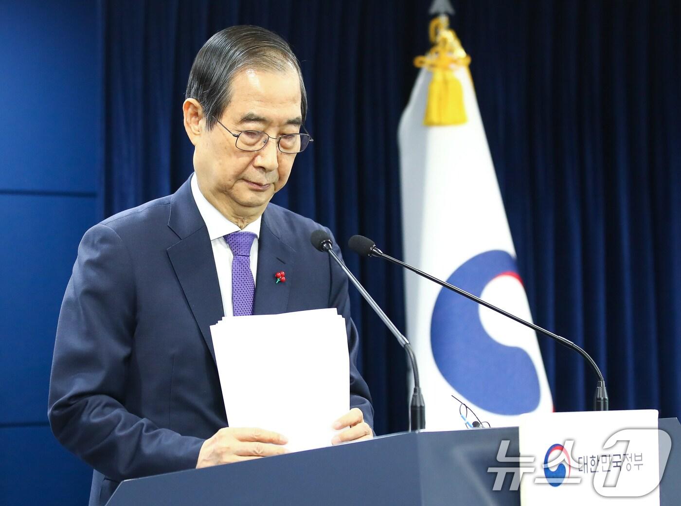 본문 이미지 - 한덕수 대통령 권한대행 국무총리가 26일 서울 종로구 정부서울청사에서 긴급 대국민담화를 발표하고 있다. 2024.12.26/뉴스1 ⓒ News1 청사사진기자단
