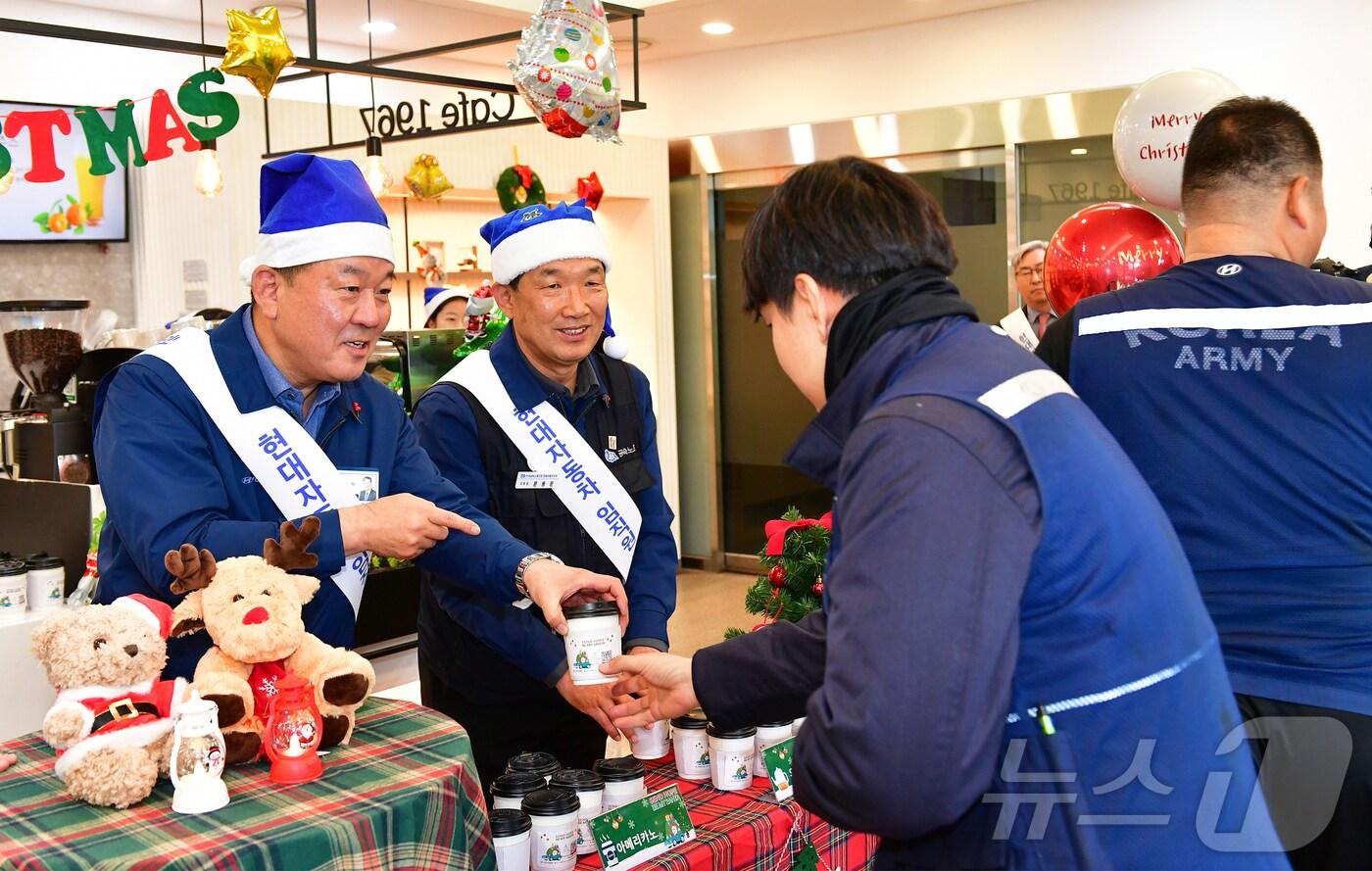 본문 이미지 - 현대차 울산공장이 12월 보름간 교통사고 피해 장애인을 위한 임직원 성금모금 실시해 모은 성금 2000만원과 사회공헌기금 1억원을 합친 1억2000만원을 기탁했다.(현대자동차제공)