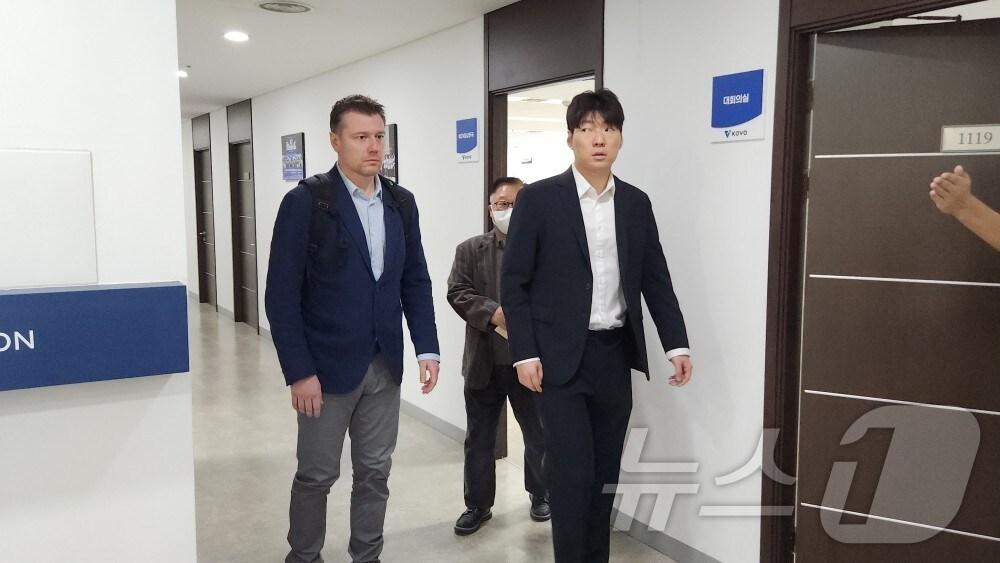 본문 이미지 - 26일 KOVO 상벌위원회에 출석한 다니엘레 코치(왼쪽). ⓒ News1 이재상 기자