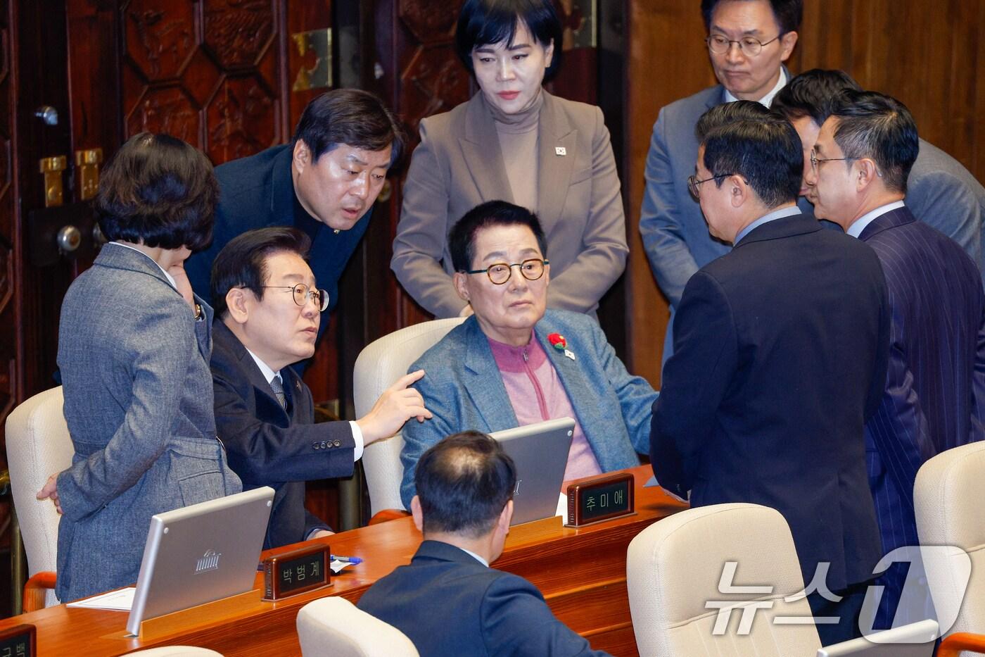 본문 이미지 - 한덕수 대통령 권한대행이 긴급 대국민담화를 통해 "여야가 합의할 때까지 헌법재판관 임명을 보류하겠다＂고 밝힌 26일 서울 여의도 국회에서 열린 제420회국회(임시회) 제1차 본회의에서 더불어민주당 이재명 대표, 박찬대 원내대표, 박지원 의원 등이 논의하고 있다. 2024.12.26/뉴스1 ⓒ News1 안은나 기자