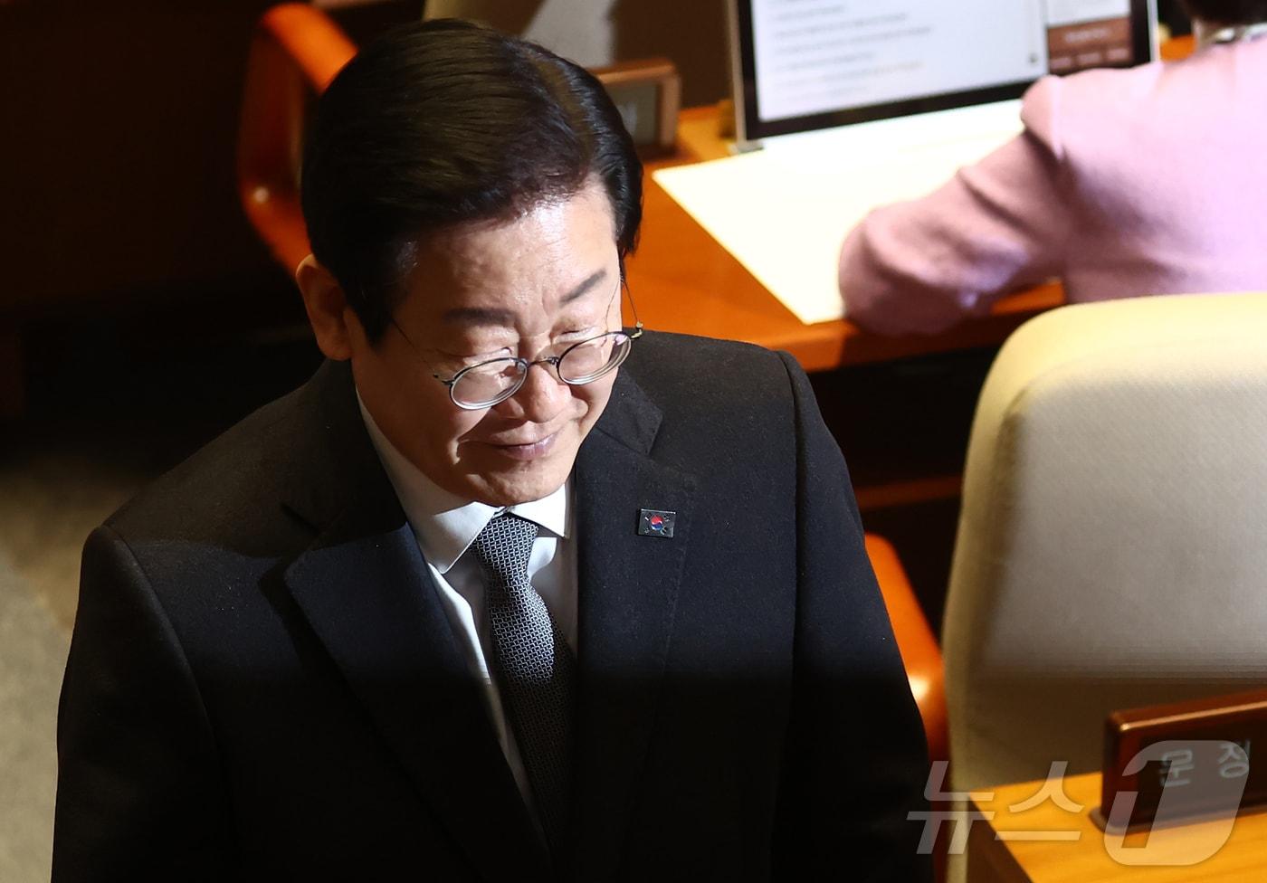 본문 이미지 - 이재명 더불어민주당 대표가 26일 오후 서울 여의도 국회에서 열린 제420회국회(임시회) 제1차 본회의에서 '헌법재판소 재판관(마은혁, 정계선, 조한창) 선출안'에 대해 표결을 마치고 자리로 향하고 있다. 2024.12.26/뉴스1 ⓒ News1 김민지 기자