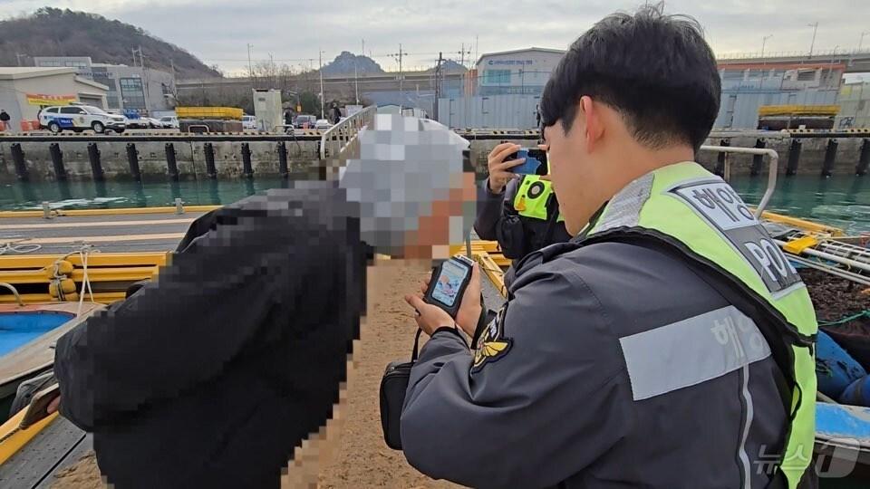 본문 이미지 - 목포해경이 지난 25일 목포시 북항에서 숙취 운항자를 대상으로 음주 측정을 하고 있다. &#40;목포해경 제공&#41; 2024.12.26/뉴스1
