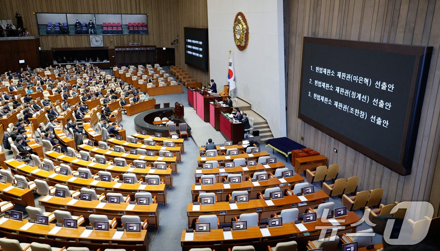 우원식 국회의장이 26일 오후 서울 여의도 국회에서 열린 제420회국회(임시회) 제1차 본회의에서 야당 의원들이 여당 불참 속에 헌법재판소 재판관(마은혁, 정계선, 조한창) 선출안 통과를 알리고 있다. 2024.12.26/뉴스1 ⓒ News1 안은나 기자