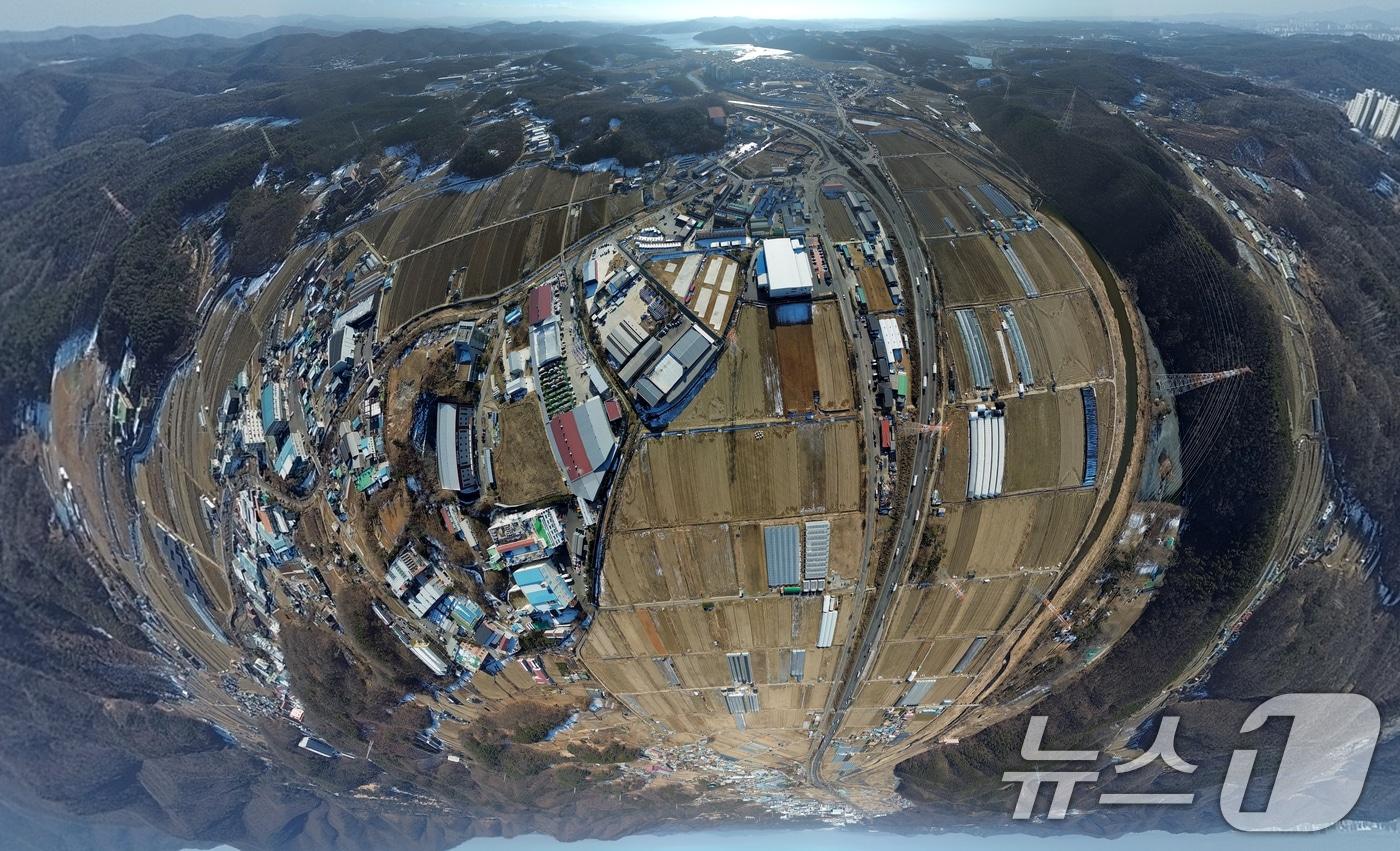 26일 국토교통부가 경기 용인시 처인구 이동·남사읍 일원에 추진 중인 첨단시스템반도체 클러스터 국가산업단지 계획을 승인했다. 내년 1분기로 예정됐던 당초 계획보다 3개월가량 빨리 승인이 나면서 산업단지 조성에 탄력이 붙었다. 사진은 이날 오후 경기도 용인시 처인구 이동읍의 용인 첨단시스템반도체 국가산단 부지의 모습. 2024.12.26/뉴스1 ⓒ News1 김영운 기자