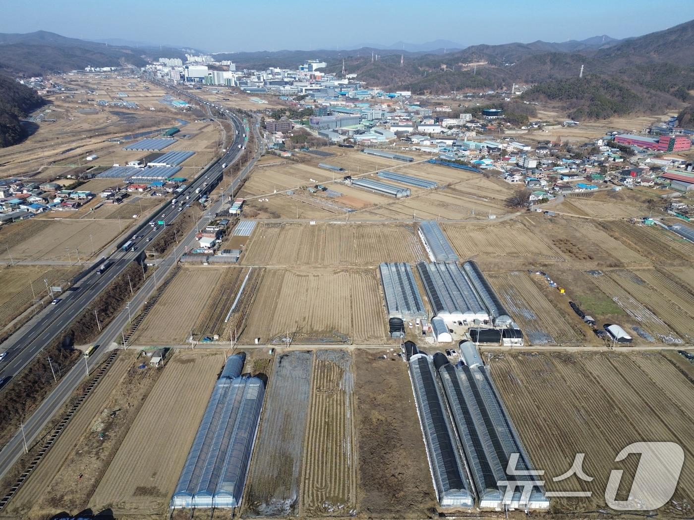 본문 이미지 - 26일 국토교통부가 경기 용인시 처인구 이동·남사읍 일원에 추진 중인 첨단시스템반도체 클러스터 국가산업단지 계획을 승인했다. 내년 1분기로 예정됐던 당초 계획보다 3개월가량 빨리 승인이 나면서 산업단지 조성에 탄력이 붙었다. 사진은 이날 오후 경기도 용인시 처인구 이동읍의 용인 첨단시스템반도체 국가산단 부지의 모습. 2024.12.26/뉴스1 ⓒ News1 김영운 기자