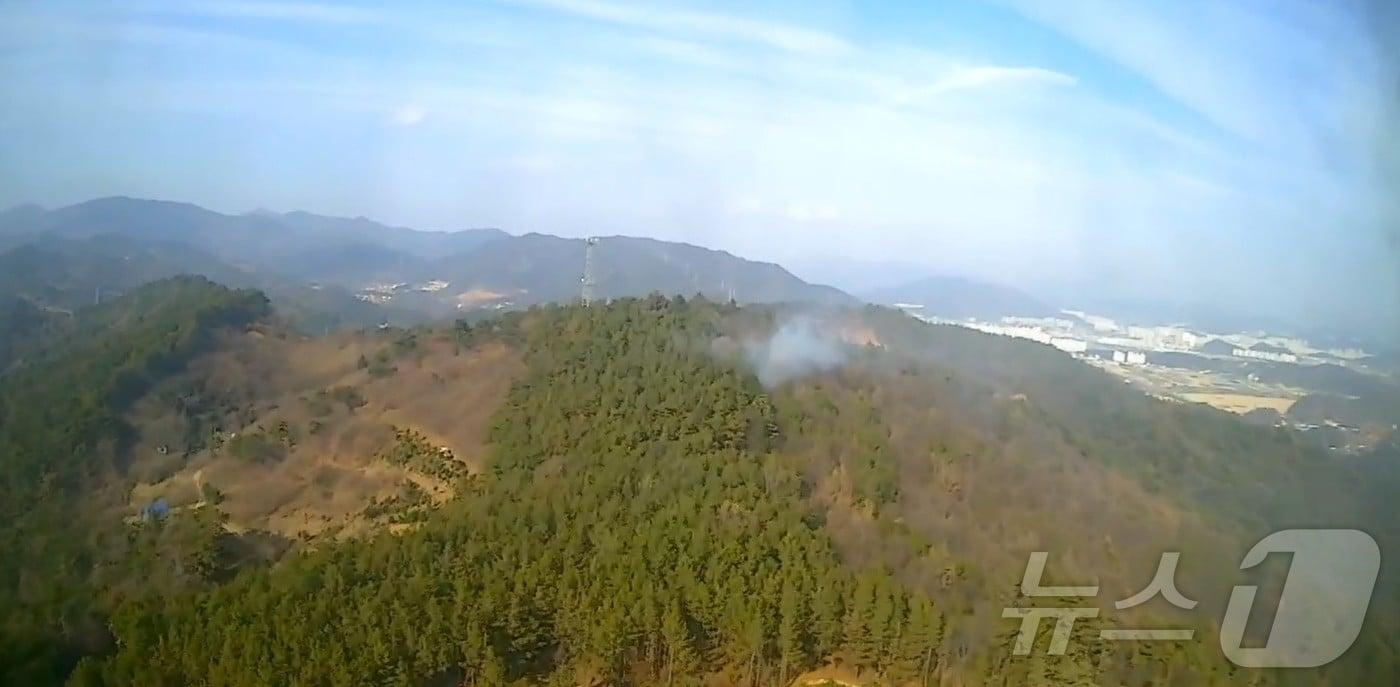 전남 순천시 한 야산에서 불이 나 연기가 피어오르고 있다.(산림청 제공. 재판매 및 DB 금지)