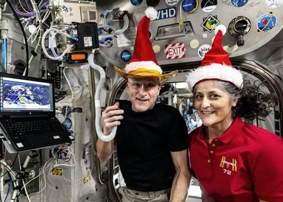 본문 이미지 - 국제우주정거장&#40;ISS&#41;에서 우주비행사 돈 페팃&#40;왼쪽&#41;과 수니타 윌리엄스가 산타 모자를 쓴 모습. &#40;사진은 미국 항공우주국&#40;NASA·나사&#41; 인스타그램 게시물 갈무리&#41;
