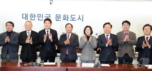 본문 이미지 - 전주시가 문화체육관광부의 ‘대한민국 문화도시’에 최종 선정됐다. 사진은 26일 국립중앙박물관에서 열린 ‘대한민국 문화도시 지정 발표 및 장관·문화도시 지자체장 간담회’ 장면.(전주시 제공)/뉴스1