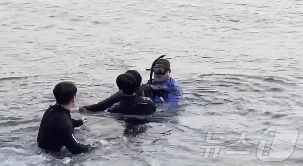 본문 이미지 - 26일 오후 울산 동구 남진 해변에서 물에 빠진 20대 여성이 해경에 의해 구조됐다.(울산 해경 제공)