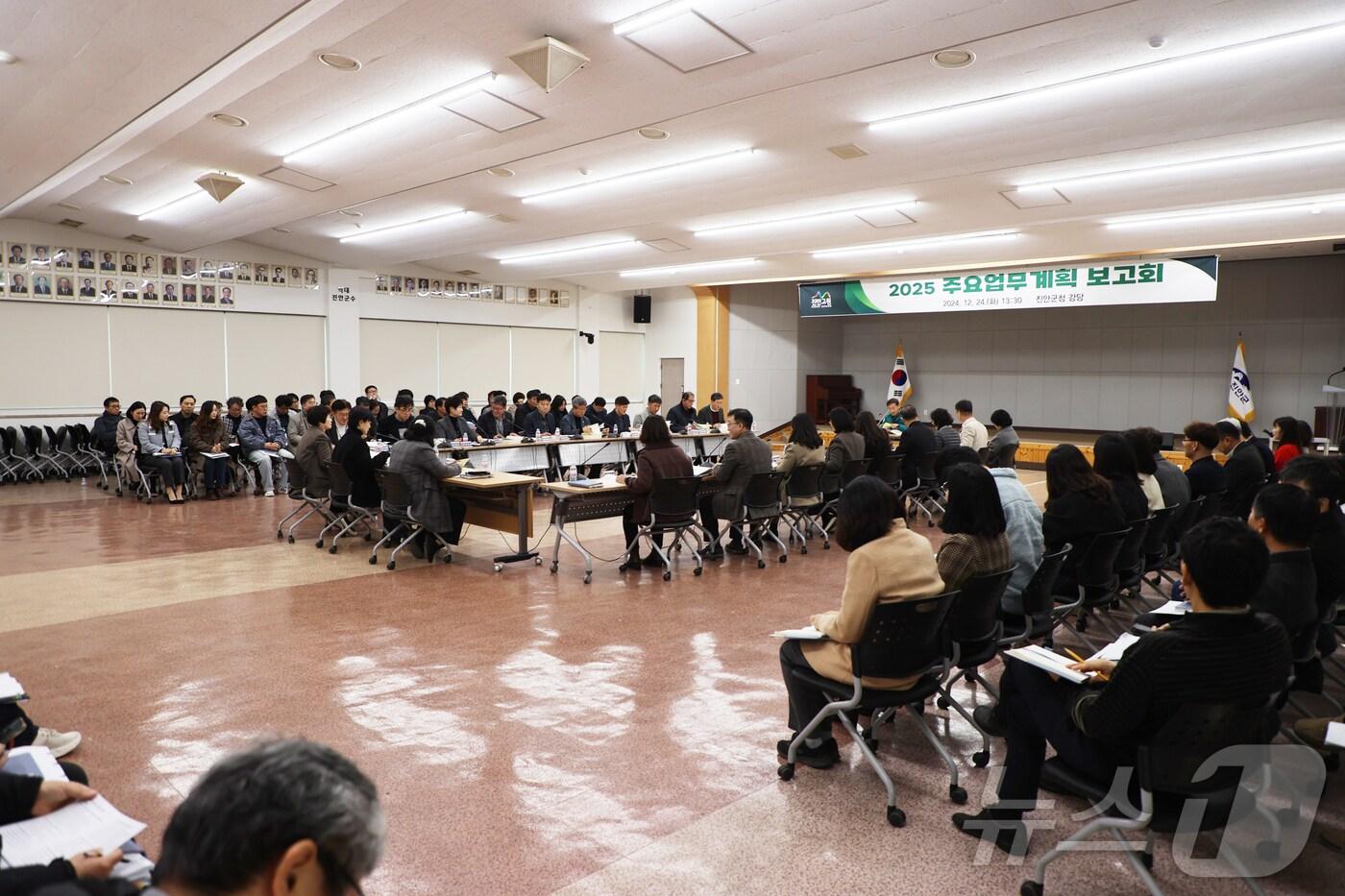 26일 전북자치도 진안군이 실과소장과 팀장 등 100여명이 참석한 가운데 2024년 결산과 2025 주요업무 추진 계획 보고회를 갖고 있다.(진안군제공)2024.12.26/뉴스1