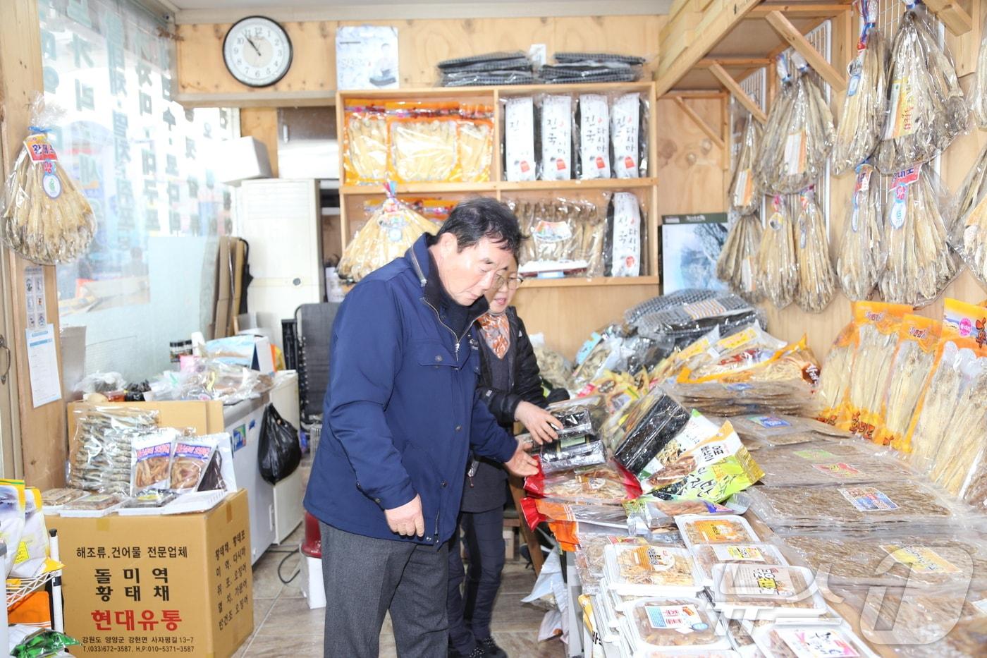 본문 이미지 - 심영섭 강원경제자유구역청장이 26일 동해시 묵호시장에서 열린 장보기 행사를 통해 물건을 구매하고 있다.(강원경자청 제공) 2024.12.26/뉴스1