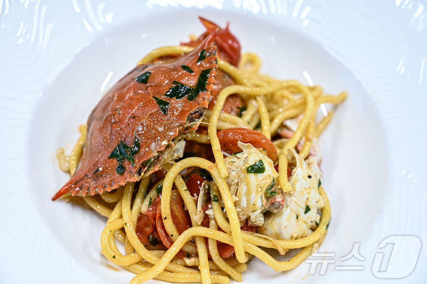 이탈리아 베네치아 근처 에라클레아 지역의 레스토랑에서 푸른 꽃게를 활용해 만든 파스타 요리. 2023.08.11 ⓒ AFP=뉴스1 ⓒ News1 정지윤 기자