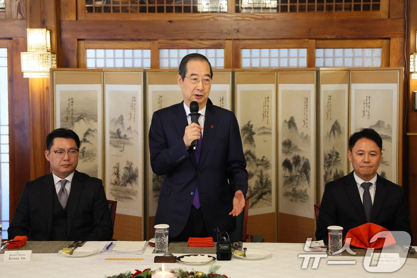본문 이미지 - 한덕수 대통령 권한대행 국무총리가 26일 서울 총리공관에서 주한 미국상공회의소와 주요 미국계 외국인투자기업을 대상으로 열린 오찬 간담회에서 발언하고 있다. (총리실 제공) 2024.12.26/뉴스1