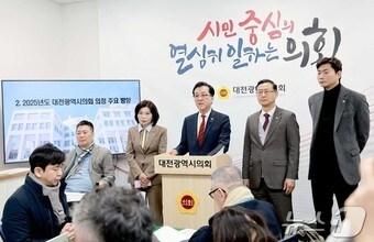 본문 이미지 - 조원휘 대전시의회 의장(가운데)이 26일 시의회 기자실에서 올해 의정 성과와 내년도 의정 운영 방향에 대해 설명하고 있다.(대전시의회 제공)/뉴스1 