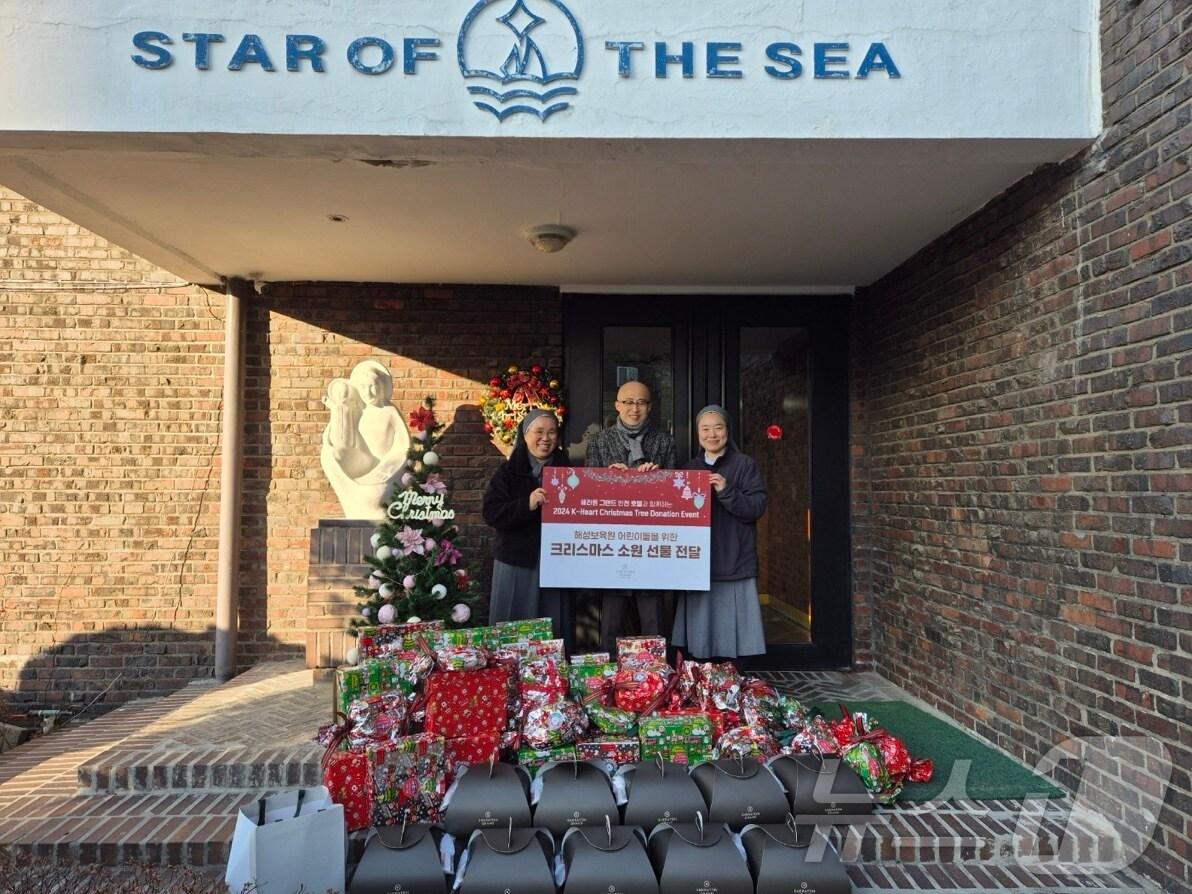 본문 이미지 - 선물 전달식(쉐라톤 그랜드 인천 제공) / 뉴스1