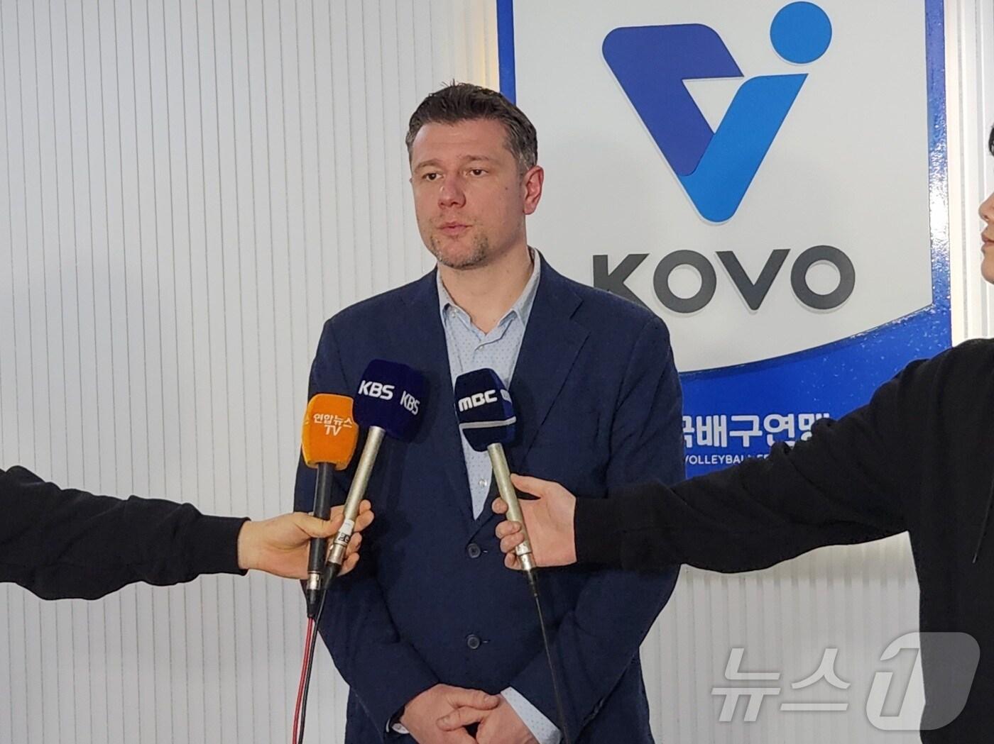본문 이미지 - 26일 KOVO 상벌위원회에 출석한 다니엘레 흥국생명 수석코치. ⓒ News1 이재상 기자 