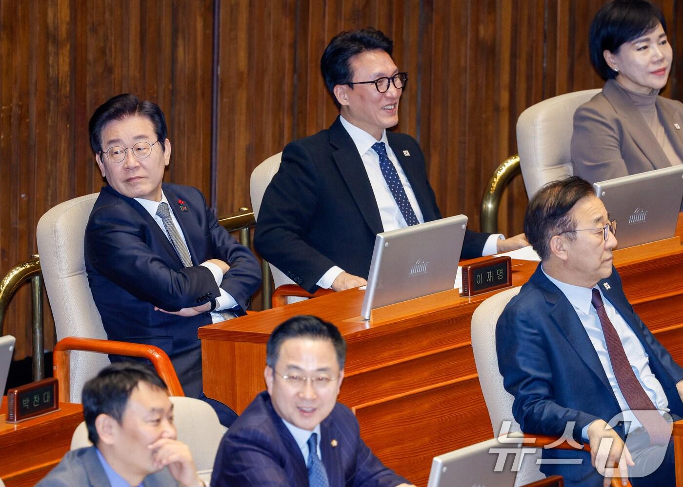 본문 이미지 - 이재명 더불어민주당 대표가 26일 오후 서울 여의도 국회에서 열린 제420회국회(임시회) 제1차 본회의에서 조인철 의원 법안 제안설명 중 시국 관련 발언에 여당 의원들이 항의하자 국민의힘 의원석을 바라보고 있다. 2024.12.26/뉴스1 ⓒ News1 안은나 기자