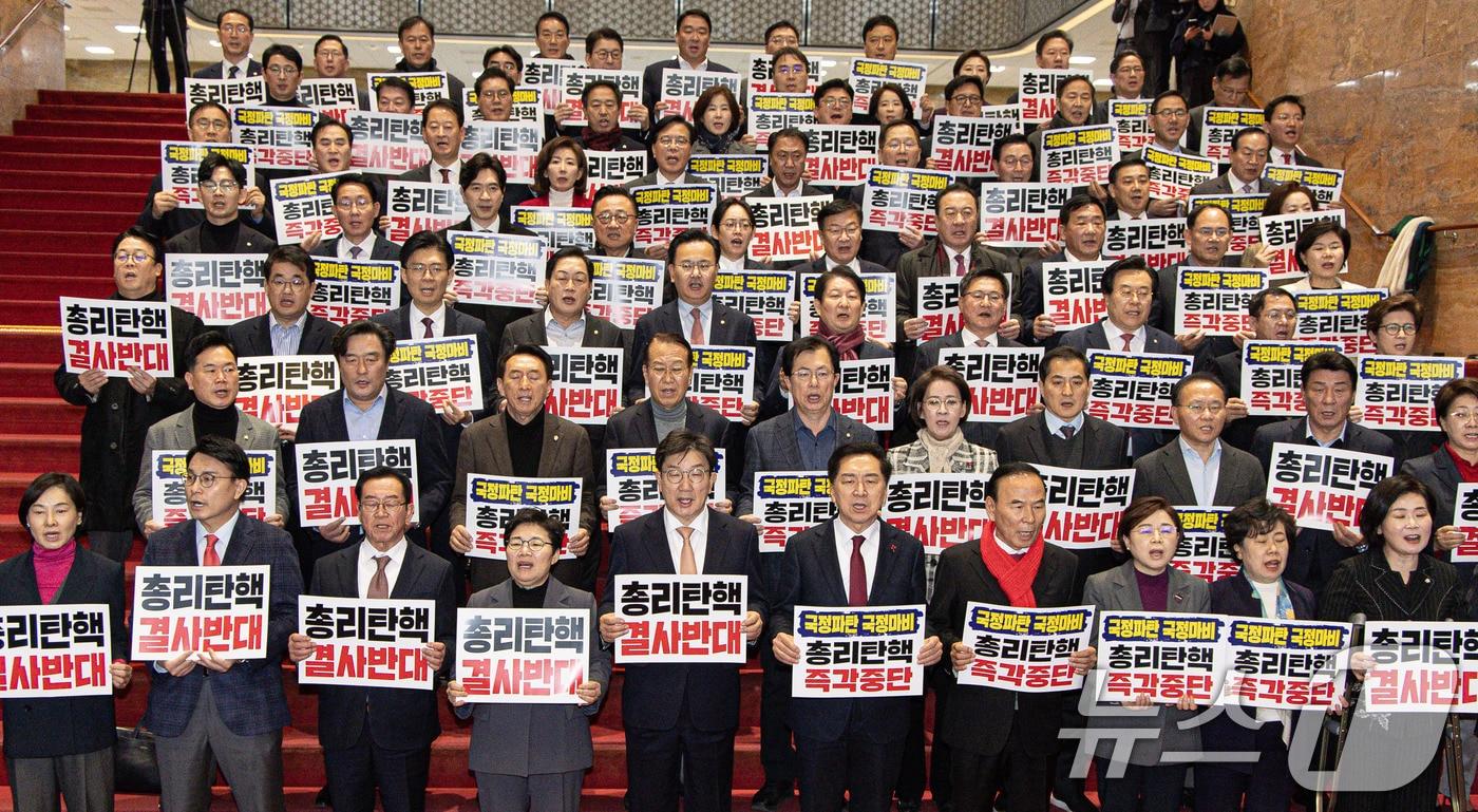 본문 이미지 - 권성동 국민의힘 대표 권한대행 겸 원내대표를 비롯한 의원들이 26일 오후 서울 여의도 국회에서 열린 제420회 국회(임시회) 제1차 본회의를 마친 후 더불어민주당의 국정인질 탄핵겁박 규탄대회를 하고 있다. 2024.12.26/뉴스1 ⓒ News1 이재명 기자