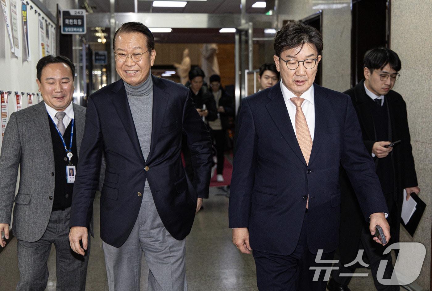 권성동 국민의힘 대표 권한대행 겸 원내대표와 비상대책위원장에 지명된 권영세 의원이 26일 오후 서울 여의도 국회에서 열린 제420회 국회(임시회) 제1차 본회의를 마친 후 원내대표실로 이동하고 있다. 2024.12.26/뉴스1 ⓒ News1 이재명 기자